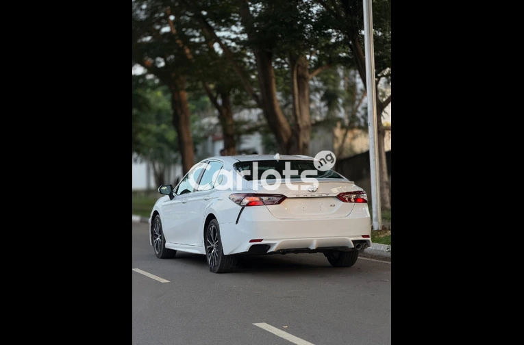 Foreign Used 2019 Toyota Camry SE for sale in Asokoro, FCT - thumbnail 7