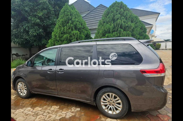 2012 Toyota Sienna XLE - 2/7