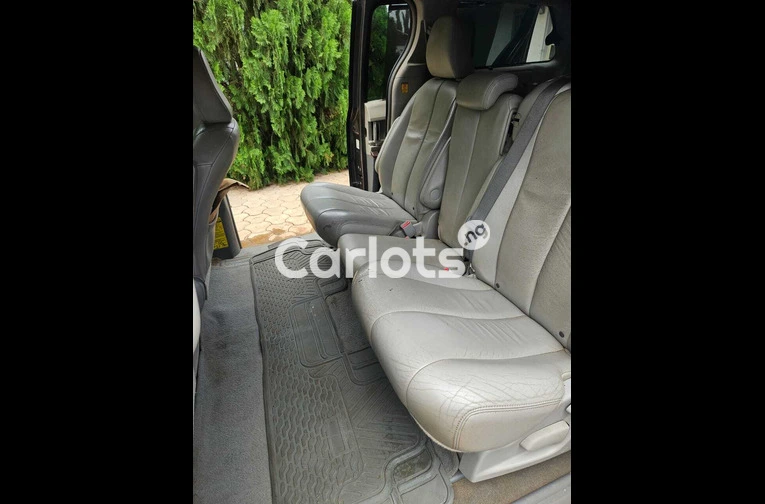 Nigerian Used Toyota Sienna 2012 Silver for sale in Ilorin, Kwara - photo 4 of 7