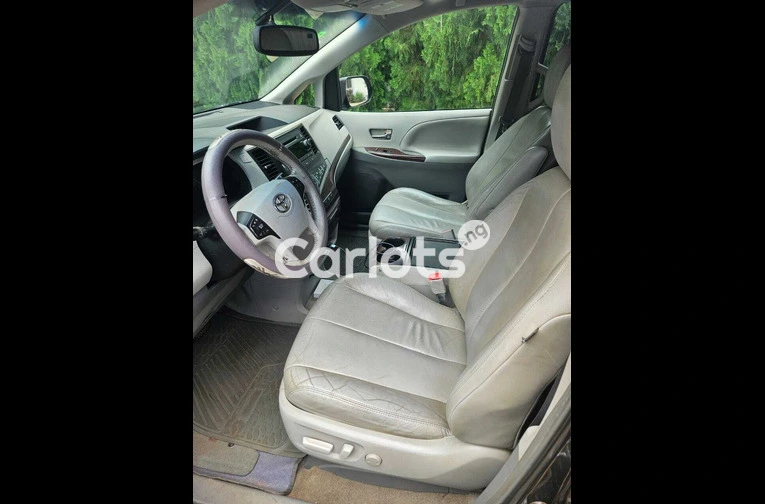 2012 Toyota Sienna XLE - 7/7