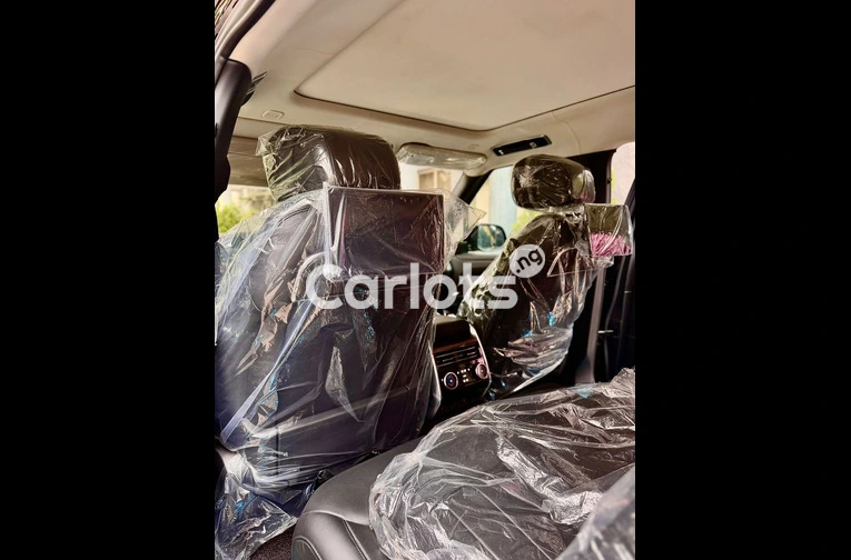 Foreign Used Land Rover Range Rover 2023 Black for sale in Abuja - photo 5 of 7