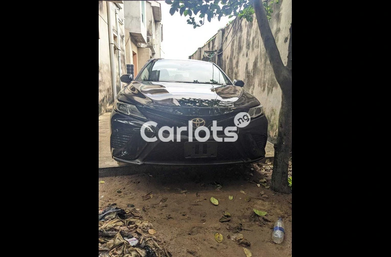 Foreign Used Toyota Camry 2018 Black for sale in Alimosho, Lagos - photo 1 of 6