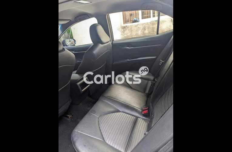 Foreign Used Toyota Camry 2018 Black for sale in Alimosho, Lagos - photo 4 of 6