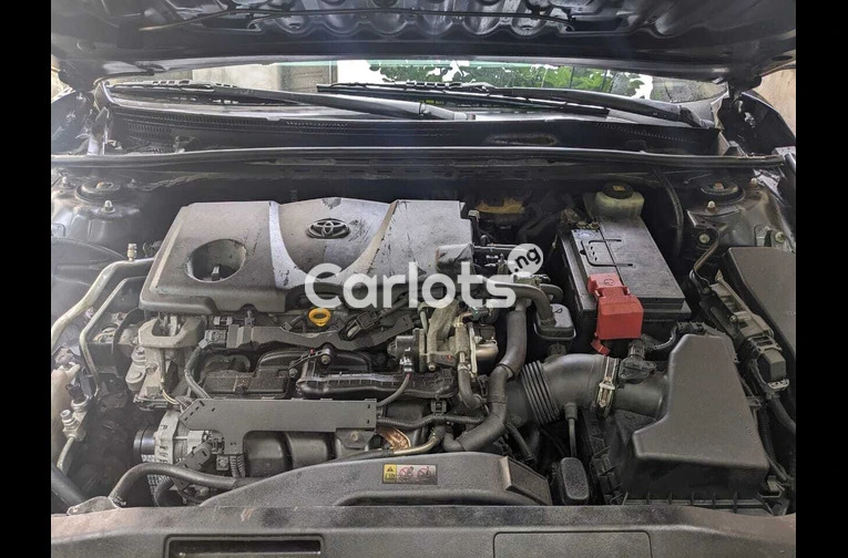 Toyota Camry SE - 5/6