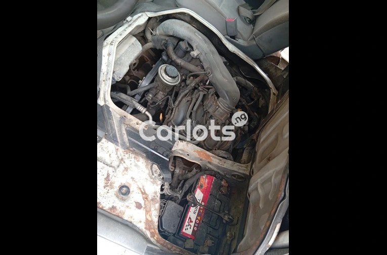 Nigerian Used 14 Seater Toyota Hiace Bus for sale in Ajah, Lagos - thumbnail 2