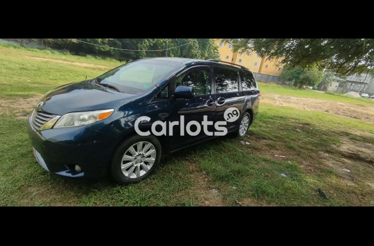 2012 Toyota Sienna (Tokunbo)
