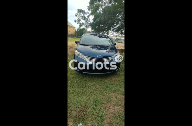 2012 Toyota Sienna (Tokunbo) for sale in Ojo, Lagos - thumbnail 2