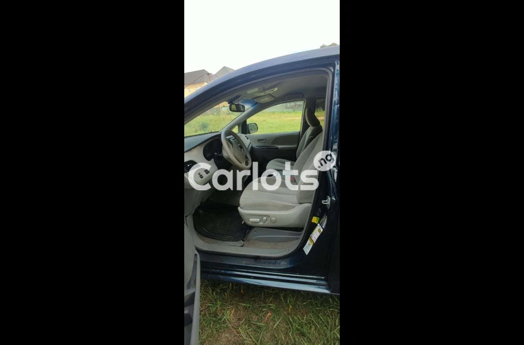 2012 Toyota Sienna (Tokunbo) for sale in Ojo, Lagos - photo 3 of 4