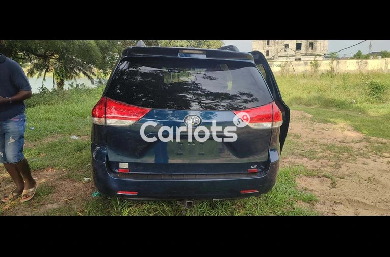 2012 Toyota Sienna (Tokunbo) for sale in Ojo, Lagos - thumbnail 4