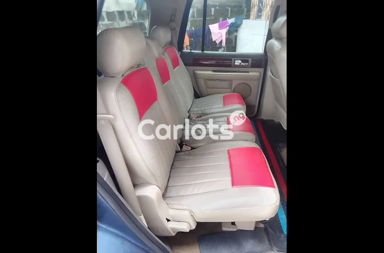 Nigerian Used 2005 LUXURY LINCOLN NAVIGATOR V6 for sale in Lagos - thumbnail 2