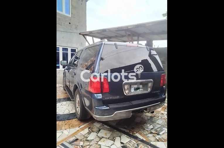 Nigerian Used 2005 LUXURY LINCOLN NAVIGATOR V6 for sale in Lagos - photo 3 of 7