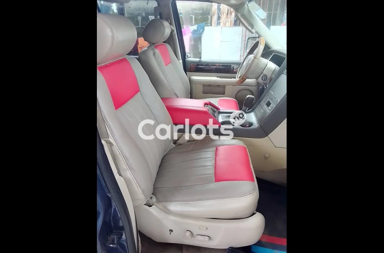 Nigerian Used 2005 LUXURY LINCOLN NAVIGATOR V6 for sale in Lagos - photo 4 of 7