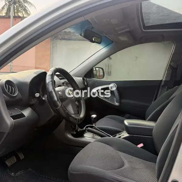 Nigerian Used Sound Toyota RAV4 For Sale in Uyo, Akwa Ibom - thumbnail 2