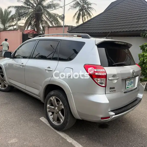 Nigerian Used Sound Toyota RAV4 For Sale in Uyo, Akwa Ibom - thumbnail 3