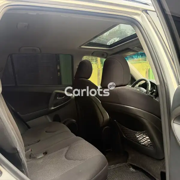 Nigerian Used Sound Toyota RAV4 For Sale in Uyo, Akwa Ibom - thumbnail 4