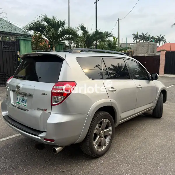 Nigerian Used Sound Toyota RAV4 For Sale in Uyo, Akwa Ibom - thumbnail 5