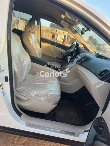 Foreign Used Toyota Venza 2010 model For Sale in Kaduna - thumbnail 2