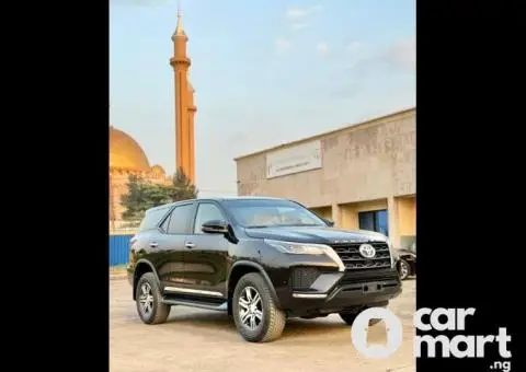 Brand new 2023 Toyota Fortuner - 2/5