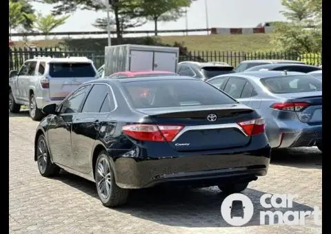 Foreign standard 2016 Toyota Camry SE - 4/5