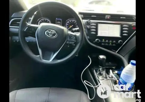 2018 Toyota Camry SE - 3/5