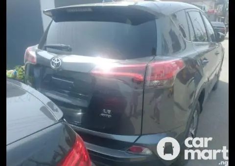 Foreign used 2018 Toyota RAV4 LE - 2/5