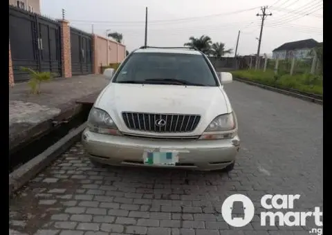 Clean 2003 Lexus RX300 - 2/5