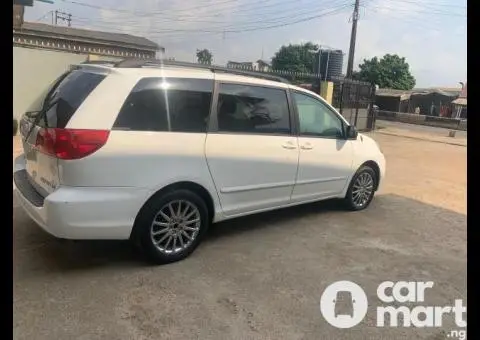 Toyota Sienna 2009 model - 4/5