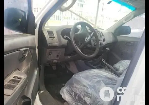 Neatly Nigerian used Toyota Hilux 2012 - 2/5