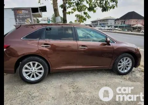 Used 2010 Toyota Venza - 2/5