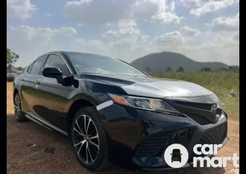 Super clean 2018 Toyota Camry SE - 1/5