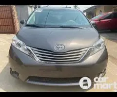 Toyota Sienna XLE 2013 AWD Foreign used Accident free - 1