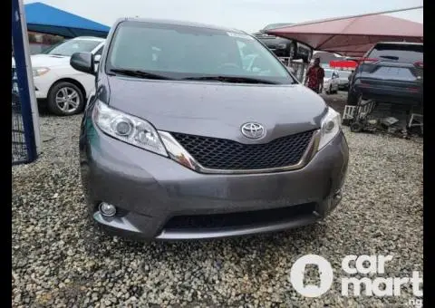 Toyota Sienna 2011 XLE AWD  Foreign used V6 - 1/5