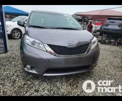 Toyota Sienna 2011 XLE AWD  Foreign used V6 - 1