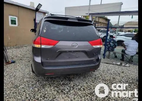 Toyota Sienna 2011 XLE AWD  Foreign used V6 - 5/5