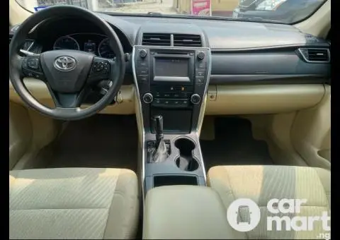 Toyota Camry LE 2017 Foreign used Accident free - 2/5