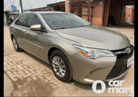 Toyota Camry LE 2017 Foreign used Accident free - 4/5