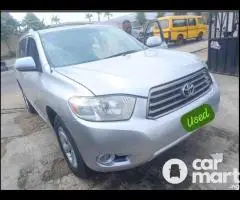 Clean 2008 Toyota Highlander With Headrest DVD Screen