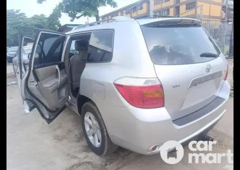 Clean 2008 Toyota Highlander With Headrest DVD Screen - 4/5