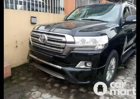 Foreign Used Toyota Land cruiser 2017 V8 Black - 1/5