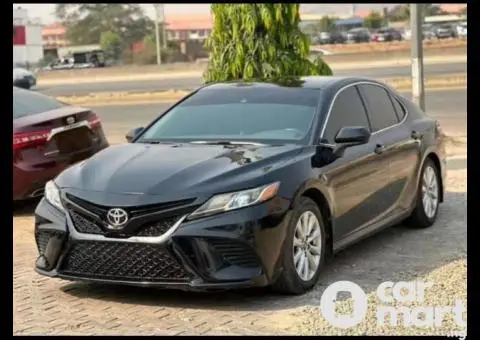 Super clean 2018 Toyota Camry LE - 2/5