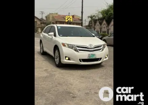 Used 2013 Toyota Venza XLE - 2/5